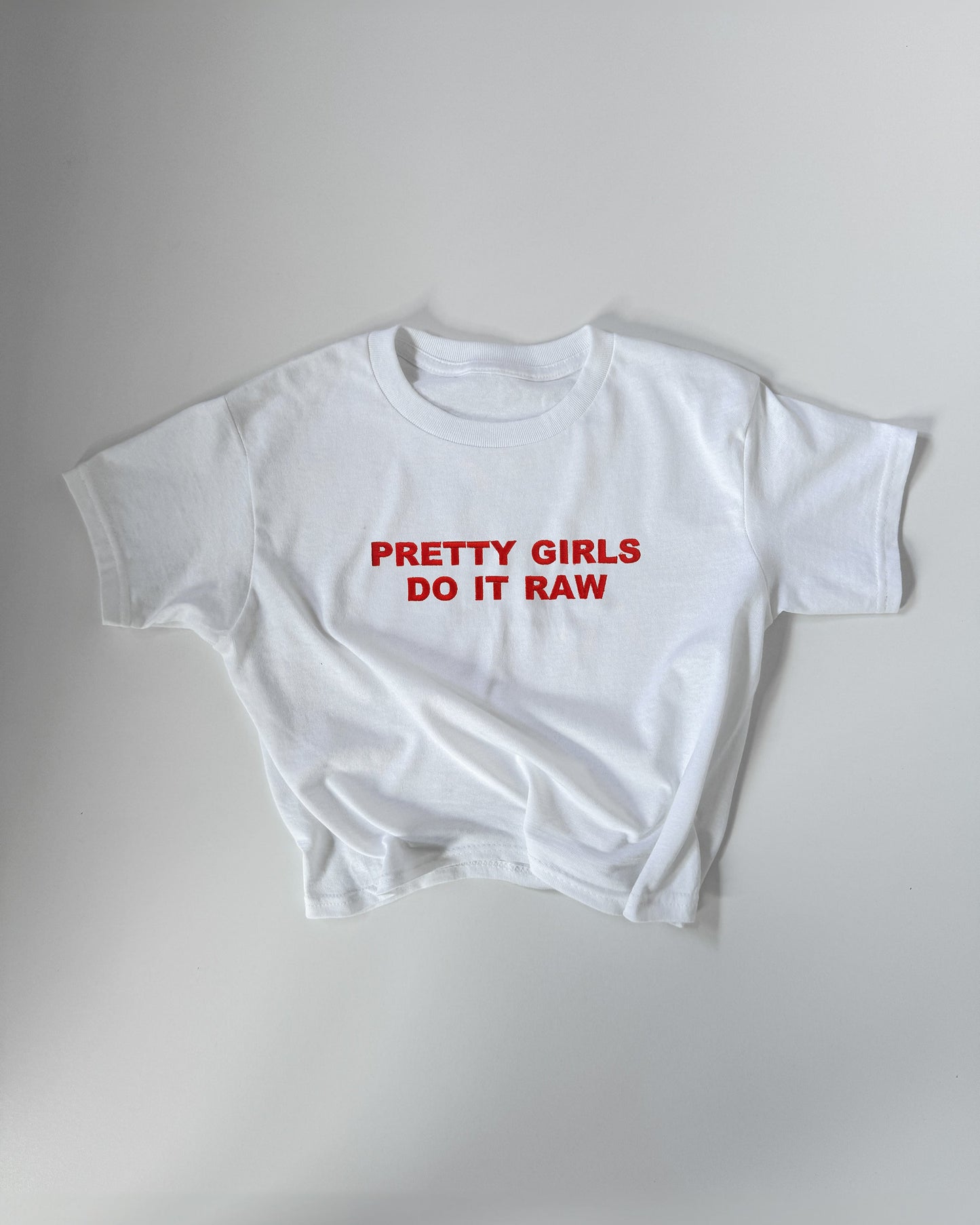 Embroidered 'PRETTY GIRLS DO IT RAW' 90s Y2K T-Shirt